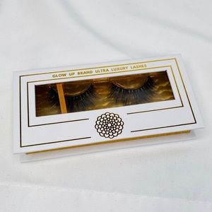 Glow up brand eyelash in the style CDMX